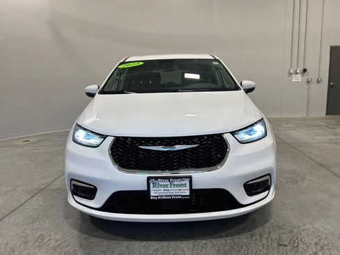 Used 2023 Chrysler Pacifica Touring-L FWD image 3