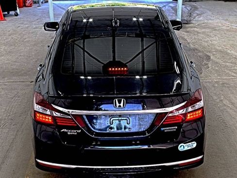 Used 2017 Honda Accord Touring image 6