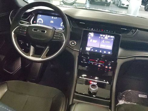 Used 2025 Jeep Grand Cherokee Altitude image 11