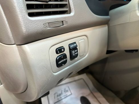 Used 2010 Toyota Sienna FWD image 11