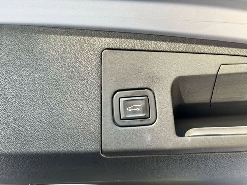 Used 2017 Cadillac XT5 Luxury w/ Driver Awareness Package image 8