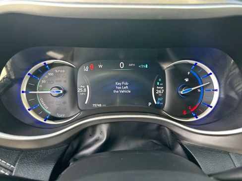 Used 2024 Chrysler Pacifica Limited FWD image 13