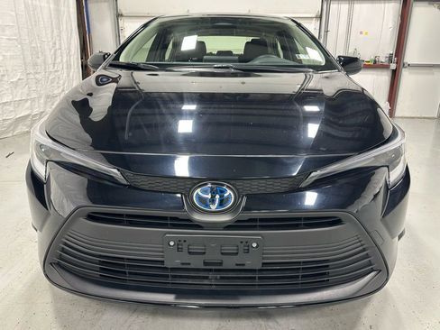 Used 2025 Toyota Corolla LE image 2