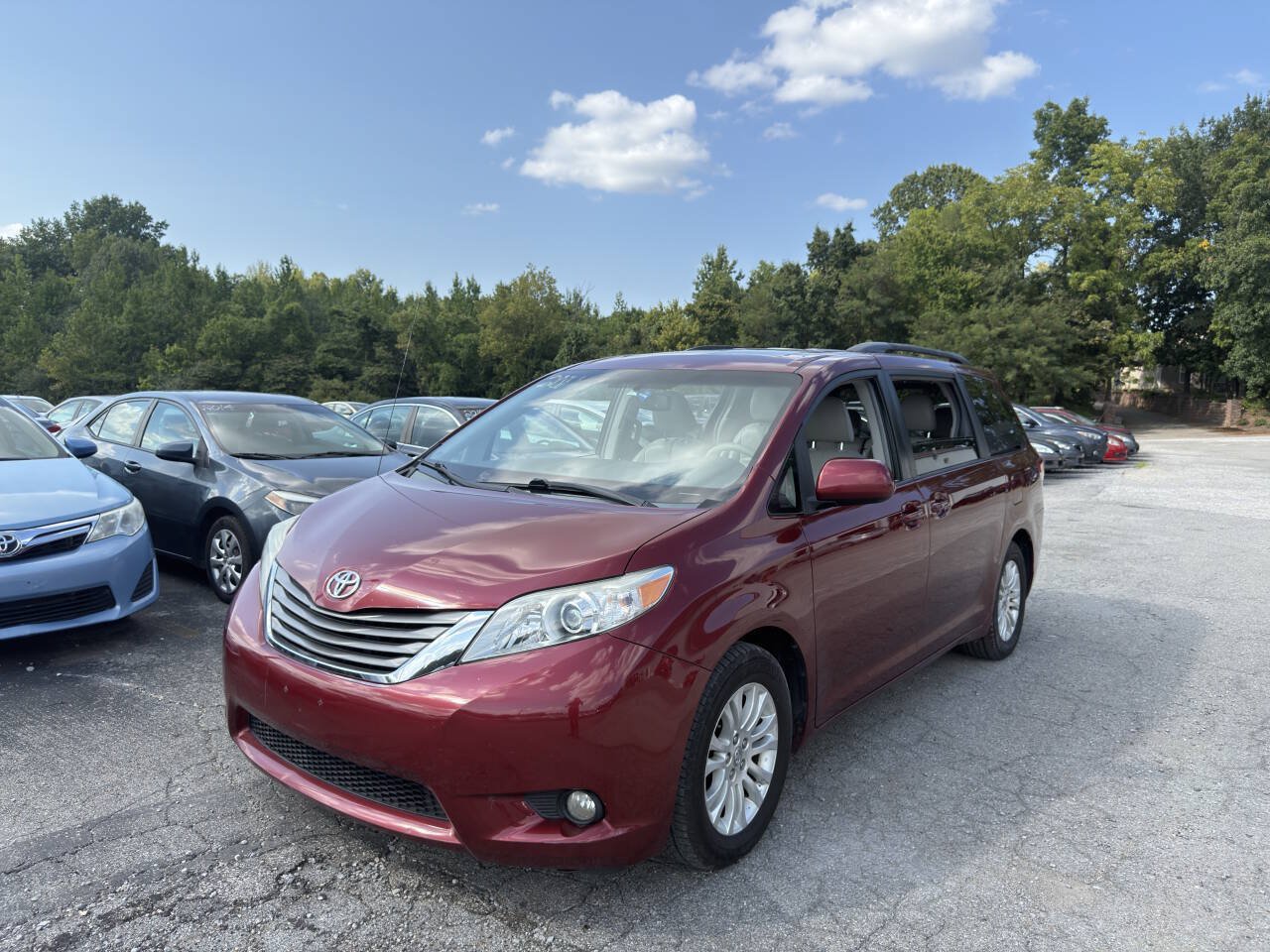 Used 2011 Toyota Sienna XLE FWD image 2