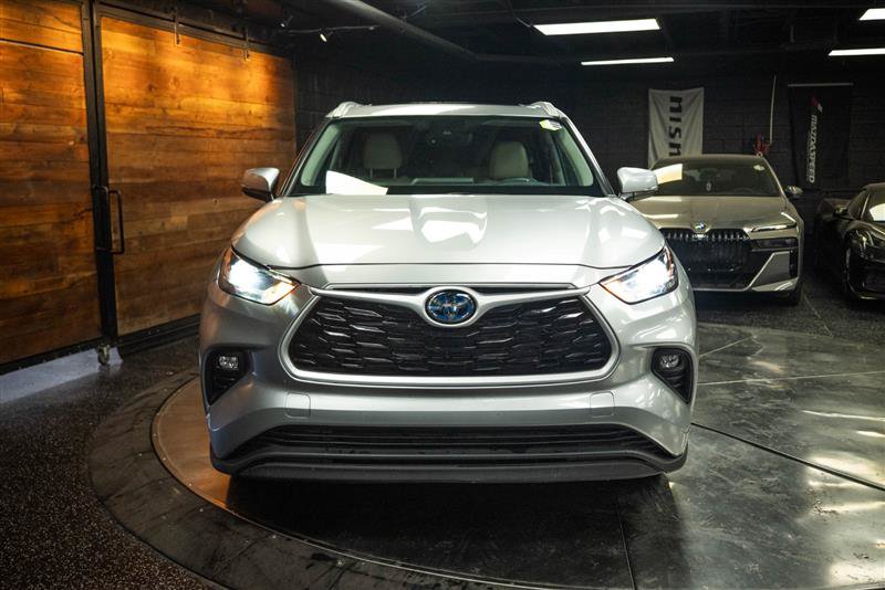 Used 2024 Toyota Highlander XLE AWD/4WD image 4
