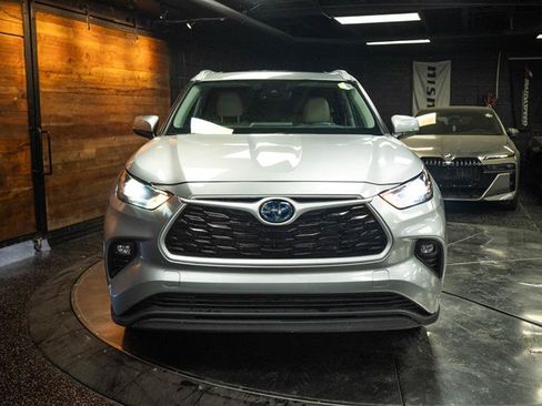 Used 2024 Toyota Highlander XLE AWD/4WD image 4