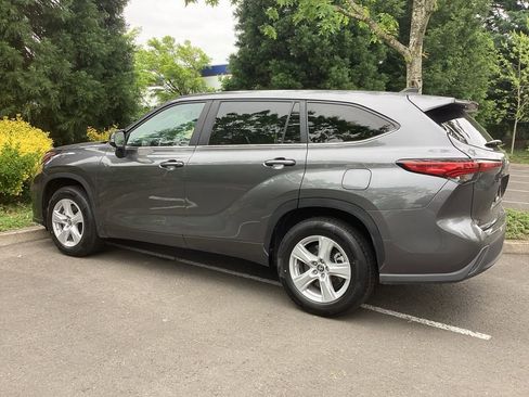 Used 2023 Toyota Highlander LE FWD image 8