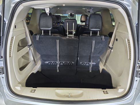 Used 2023 Chrysler Pacifica Touring-L FWD image 8