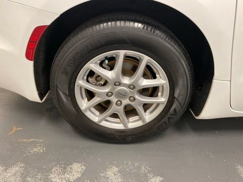 Used 2023 Chrysler Pacifica Touring-L FWD image 32