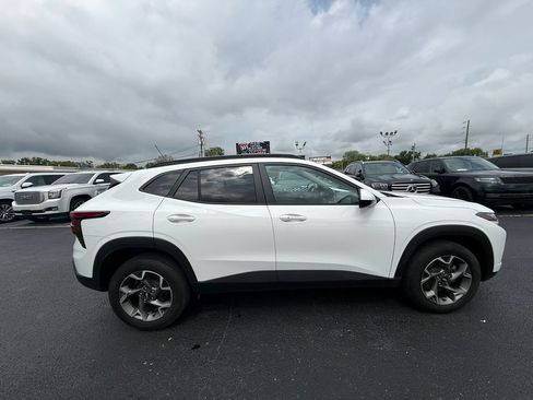 Used 2025 Chevrolet Trax LT w/ LT Convenience Package FWD image 2