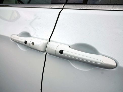 Used 2023 Chrysler Pacifica Touring-L FWD image 10