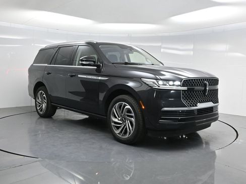 Used 2025 Lincoln Navigator Reserve image 33