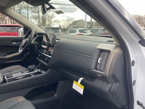 New 2025 Nissan Pathfinder Platinum image 12