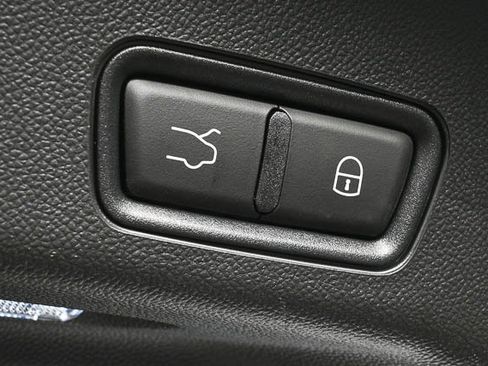 New 2025 Maserati Grecale Folgore image 32