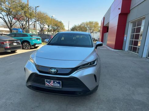Used 2023 Toyota Venza LE image 3