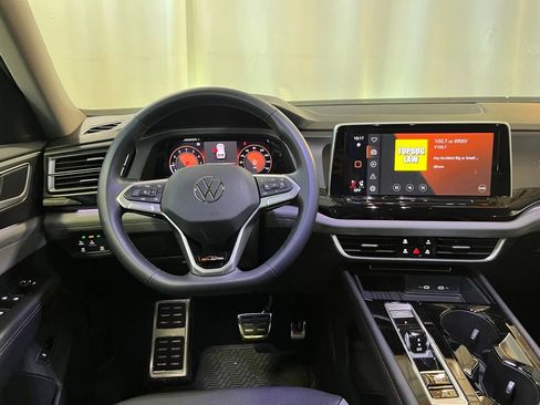 Certified 2025 Volkswagen Atlas Peak Edition SE AWD/4WD image 19
