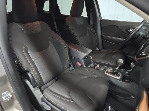 Used 2016 Jeep Cherokee Latitude w/ Cold Weather Group AWD/4WD image 14