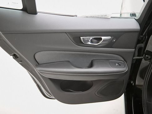 Certified 2022 Volvo S60 T8 R-Design image 19