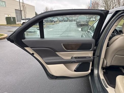 Used 2017 Lincoln Continental Select image 11