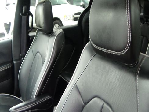 Used 2026 Chrysler Pacifica Limited FWD image 19