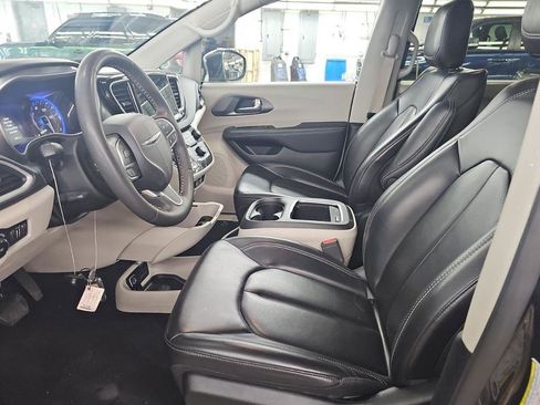 Used 2023 Chrysler Pacifica Touring-L FWD image 3