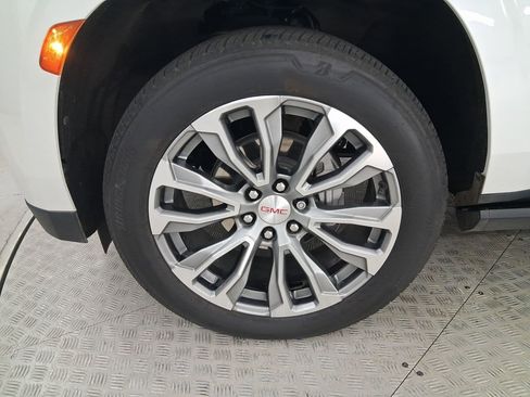 Used 2021 GMC Yukon XL Denali w/ Denali Premium Package image 10