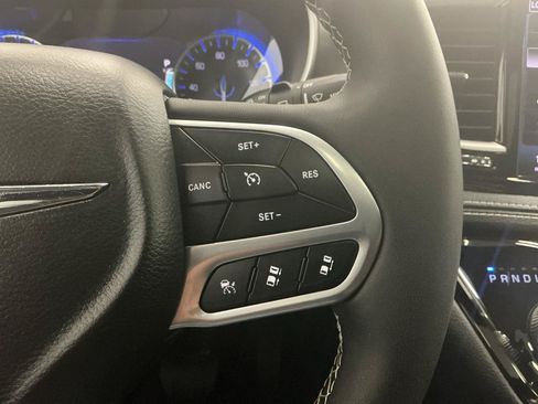 Used 2025 Chrysler Pacifica Select AWD/4WD image 29
