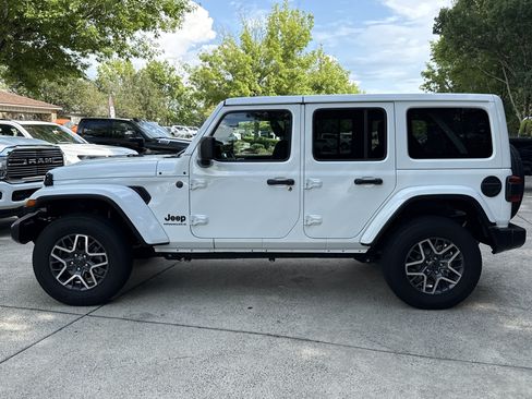 Used 2026 Jeep Wrangler Unlimited Sahara AWD/4WD image 4