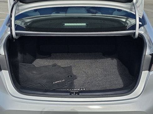 Used 2021 Toyota Corolla LE image 11