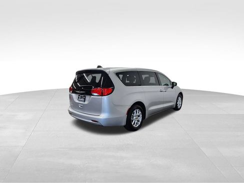 Used 2023 Chrysler Voyager LX FWD image 8