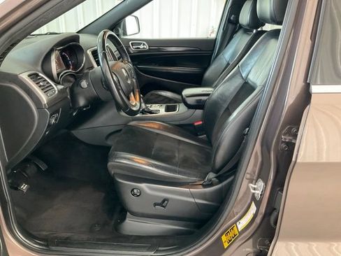 Used 2018 Jeep Grand Cherokee Laredo RWD image 2