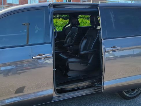 Used 2023 Chrysler Pacifica Touring-L w/ S Appearance Package FWD image 12