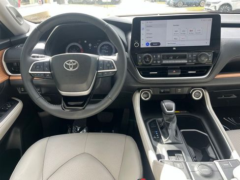 Used 2025 Toyota Grand Highlander FWD image 16