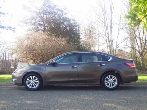 Used 2014 Nissan Altima 2.5 S w/ Sport Value Package FWD image 2