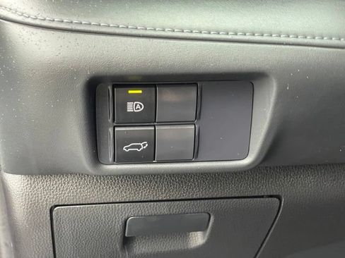 Used 2021 Toyota Highlander XLE AWD/4WD image 17