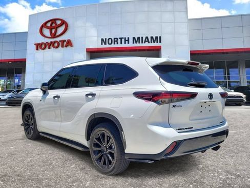 Used 2025 Toyota Highlander Limited FWD image 3