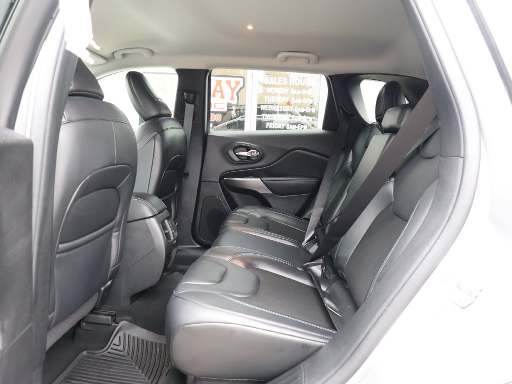 Used 2020 Jeep Cherokee Latitude Plus w/ Cold Weather Group AWD/4WD image 25