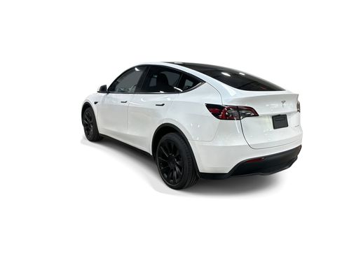 Certified 2023 Tesla Model Y AWD image 4