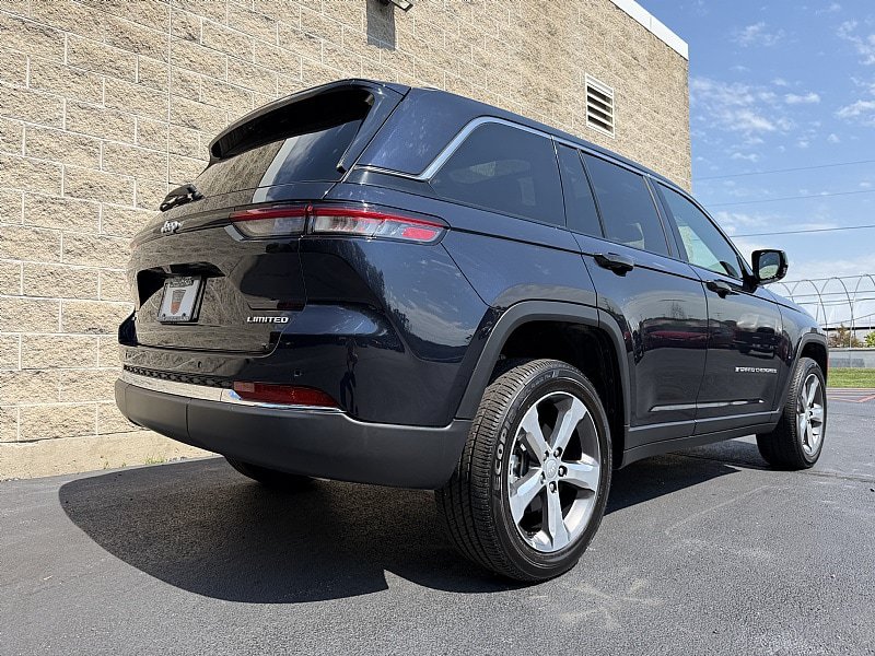 Used 2024 Jeep Grand Cherokee Limited AWD/4WD image 3