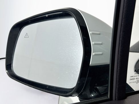 Used 2025 Kia Carnival FWD image 16