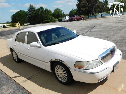 Used 2003 Lincoln Town Car Executive image 5