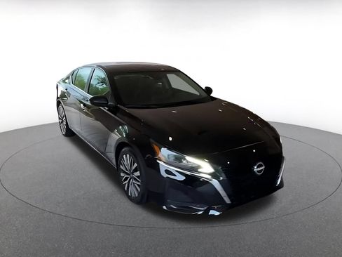 Used 2025 Nissan Altima 2.5 SV FWD image 3