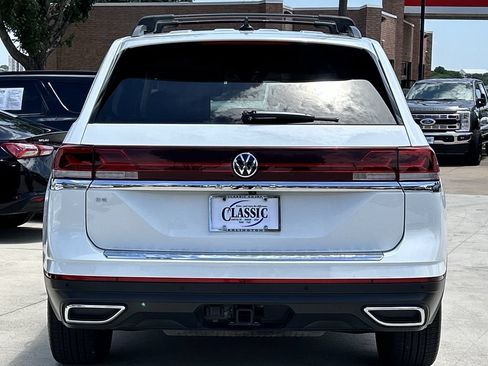 Used 2024 Volkswagen Atlas SE w/ Panoramic Sunroof Package FWD image 4