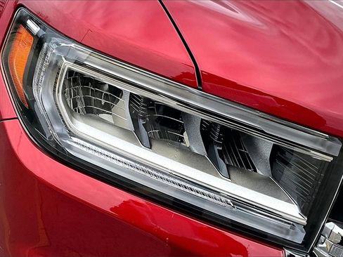 Used 2023 GMC Acadia SLE image 30