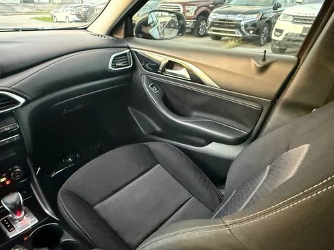 Used 2017 INFINITI QX30 FWD image 38