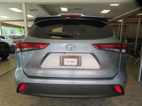 Used 2021 Toyota Highlander XLE FWD image 69