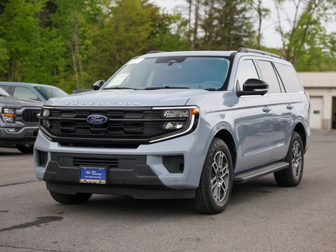 Certified 2025 Ford Expedition Active AWD/4WD image 1