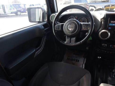 Used 2015 Jeep Wrangler Unlimited Rubicon w/ Connectivity Group AWD/4WD image 19