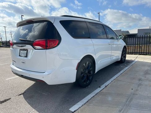Used 2018 Chrysler Pacifica Touring-L w/ Advanced Safetytec Group FWD image 3