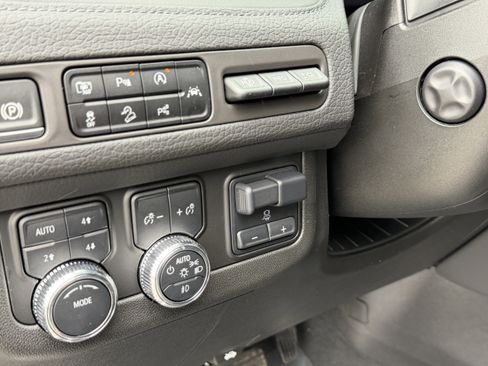 Used 2024 GMC Yukon XL Denali w/ Advanced Technology Package image 13